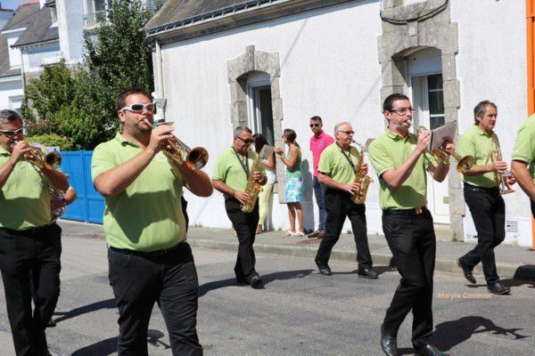 La fanfare des Guelloh-Guel précède le char des Majestés.