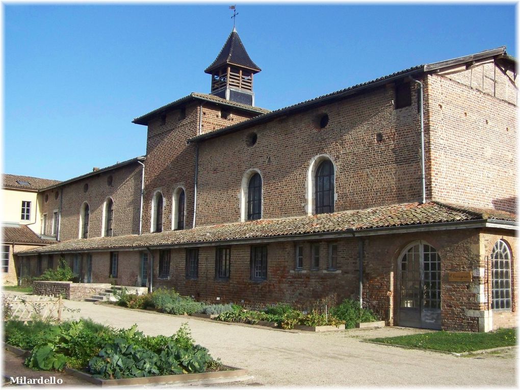 Jolies maisons, belles églises, vieux châteaux, manoirs, ou, vieilles ruines dans des lieux pittoresques, scènes de vie.