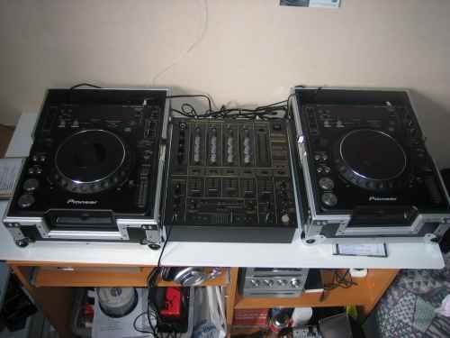 <p>Voici quelques photos de mon matos perso.</p>
<p>- Mon&nbsp;premier matos : 2 Numark &nbsp;axis 9 &amp; numark PPD01<br />-&nbsp;update 1 : 2*CDJ 1000 MK2 et une DJM 600+Efx 500<br />- Final update : 2*CDj 1000 MK2, DJM 800, 1*CDJ 800 MK2</p>
<p>Casque HD 25,hd 200, mdrZ700</p>