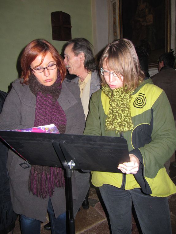 Eglise d'Athée, le Dimanche 12 Décembre. Un concert, des choristes, un chef de choeur : la joie de partager nos chansons. Pour finir cet après-midi un chocolat chaud nous attendais