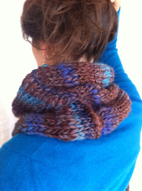 Tricoter avec des aiguilles n°12 et de la laine Katia brun chiné de bleu. Je remercie Alexa, mon mannequin du jour ;-)