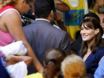 Carla Bruni renoue avec les podiums dans une favela, le jour de ses 41 ans