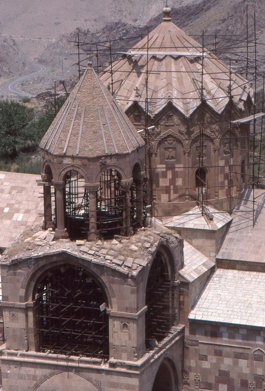 Isolé dans une nature majestueuse au nord de l'Azerbaidjan oriental, ce monastère, fondé au Xe siècle, est l'un des plus beaux d'Iran. Les édifices actuels datent des XVIe-XIXe siècles. Photographies : Patrick Ringgenberg.