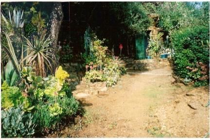 Villa&nbsp;Pierre avec mini chalet additif, l'ensemble pour 7 &agrave; 8 personne. En direct dans son jardin privatif arbor&eacute; et fleuri face &agrave; la mer. 1 grande chambre, 1 chambre alc&ocirc;ve avec une grande fen&ecirc;tre, second lit dou