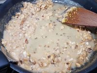 2 - Faire chauffer l'huile dans une poêle. Y faire suer l'échalote et le piment 1 mn. Ajouter le beurre de cacahuètes, les noix de cajou concassées, le zeste et jus de citron et saler. Verser le bouillon de volaille en remuant pour obtenir une préparation crémeuse et laisser mijoter sur feu doux 5 mn. Passer la sauce au mixeur et verser dans un bol ou une saucière.