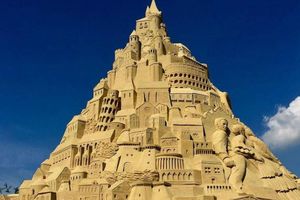 Le Pouliguen plage du Nau - concours de château de sable réservé aux familles - forte mobilisation