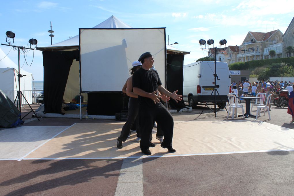 Sur le front de mer entre le casino et un bar bercé par les vagues, Royan au rythme du Rock'n'Roll avec le spectacle " Swing to the Rock" présenté par DANSE PROJECT. Soirée organisée par l'Association Générale de Pontaillac, présidée par Mad