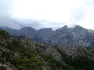 La baie de Calvi et la haute montagne.