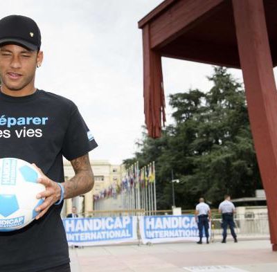 #Sport : #Neymar ambassadeur Handicap International jongle sur une chaise géante à #Genève