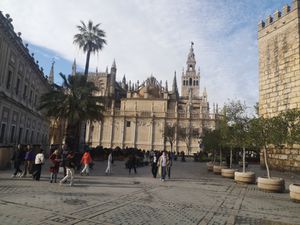 Séville : sa cathédrale. La Giralda est l'ancien minaret de la grande mosquée almohade de Séville, en Andalousie. Après la reconquête de la ville, la mosquée a été convertie en cathédrale et la Giralda est devenue le clocher de la cathédrale. Le camino part d'ici.