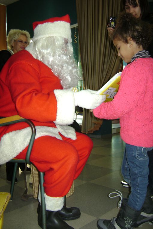 Les enfants ont attendu sagement leur tour pour venir chercher leur cadeau. Certains étaient un peu effrayés, d'autres intrigué&s, mais tous les petits yeux brillaient de malice en approchant du gentil bonhomme à la barbe blanche.