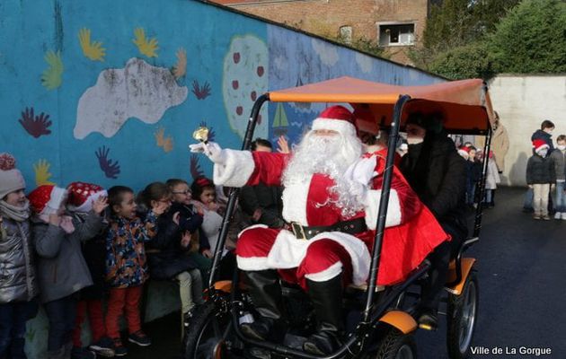 Le père Noël et son orchestre, sont venus à la rencontre des enfants à l'école, aidés par les elfes de Magots en Fëte pour distribuer des friandises. !!