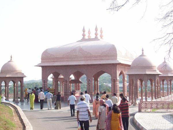 La ville d'Hyderabad et le Charminar, sa mosquée, son temple, le lac.
