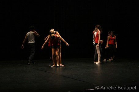 Nicolas Maloufi avec les groupes d'élèves des classes de danse du CRD du Choletais pour une création