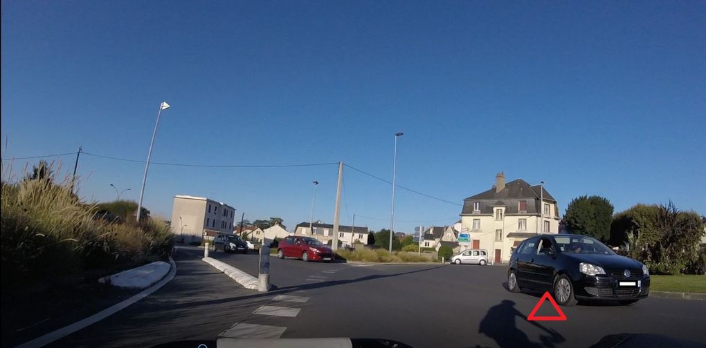 Blois - carrefour Médicis - un espace où le cycliste peut se sentir à juste titre sous pression... 