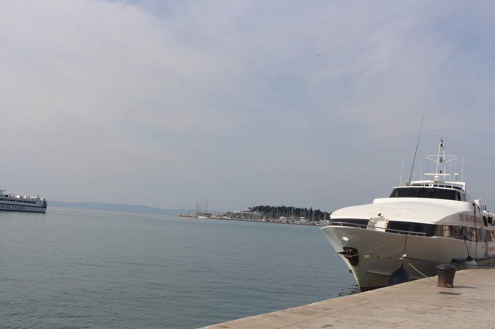 Après un coup d'oeil sur le port, on fait demi-tour, direction les fondations du palais de Dioclétien construit vers l'an 300