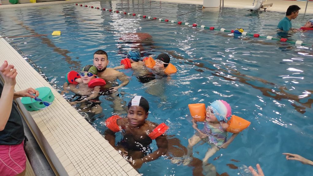 Séance de piscine pour la classe de CE2 B