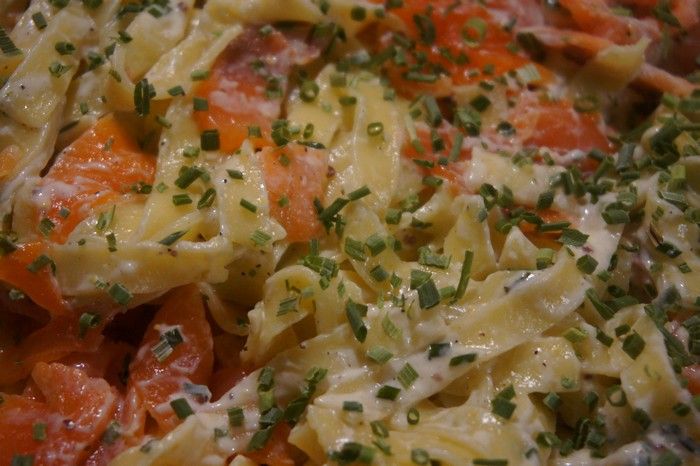 Vue rapprochée des tagliatelles au saumon fumé avec leurs sauce crème fraiche