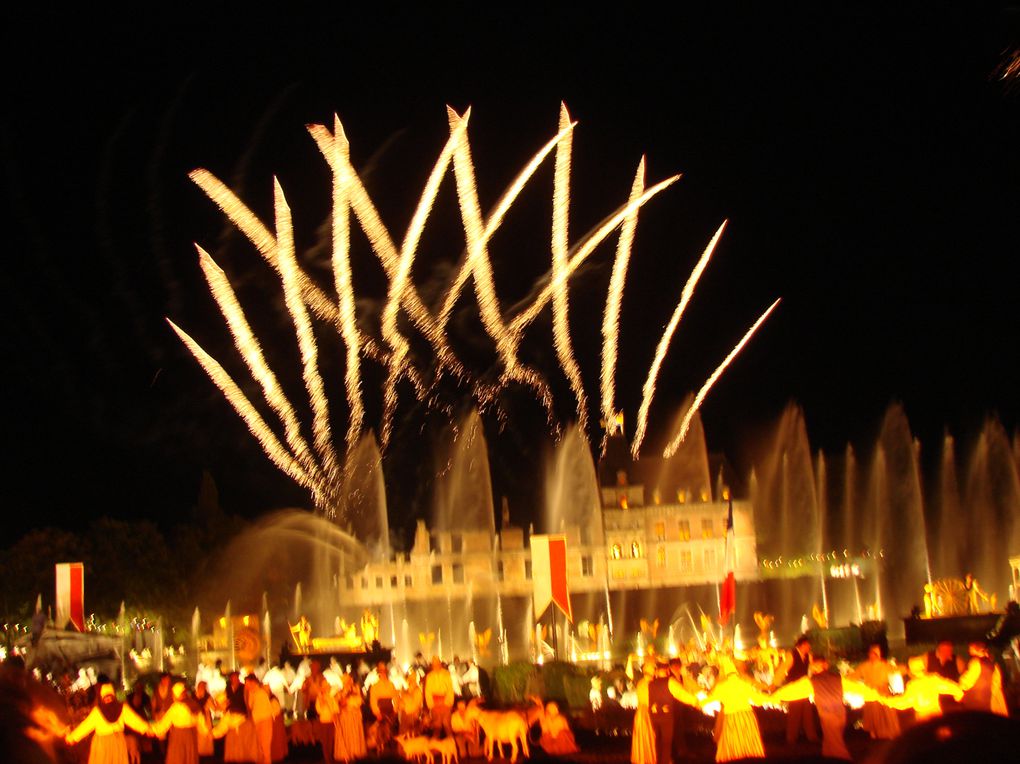 photos du puy du fou, le bal des oiseaux fantômes, mousquetaire du richelieu, vikings et le fort de lan mil, la cité médievale, la vallée fleurie...