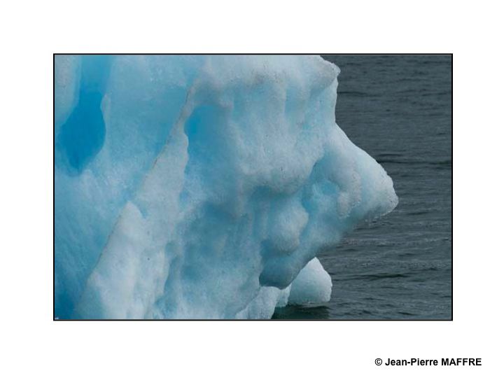 Des formes évanescentes sur leur fond bleu d’une grande pureté.