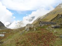 La croix de la Plagne et les chalets du même nom.