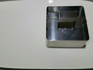 3 - Placer des emporte-pièces sur des assiette de service chaudes. Déposer une bonne couche d'effiloché de canard , bien tasser. Rajouter une couche de purée, égaliser et tasser à nouveau. Retirer délicatement les emporte-pièces. Avant de décorer vous assurer de la bonne température de vos plats, dans le cas contraire les repasser rapidement au four ou au micro onde. Saupoudrer les parmentiers de chapelure (noix de cajou et pistaches finement mixées), d'un peu de piment d'Espelette, et d'un brin de persil.
