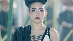 Tóc Tiên &quot;quằn quại&quot; bên Quán quân Next Top Model Mỹ trong MV 16+