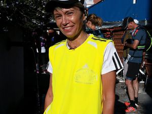 CHRISTINE qui profite de son séjour en montagne pour courir sous les couleurs DU LIEVRE ET LA TORTUE