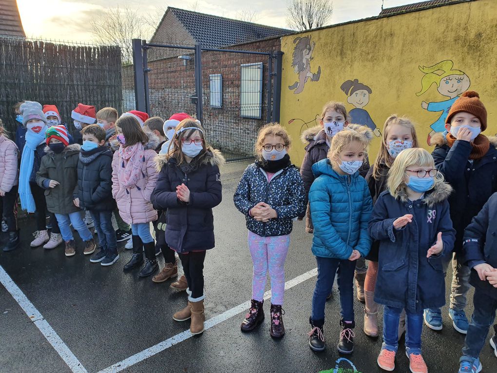 Le père Noël et son orchestre, sont venus à la rencontre des enfants à l'école, aidés par les elfes de Magots en Fëte pour distribuer des friandises. !!