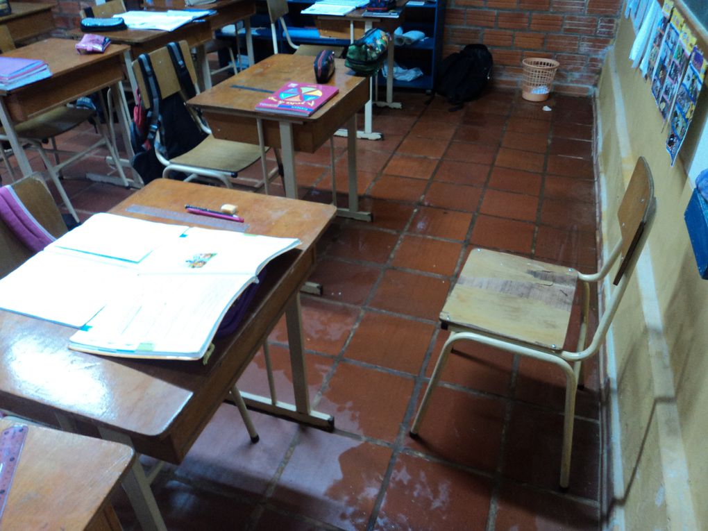 Depuis mon arrivée au collège, plusieurs gros orages ont éclaté. Or l'école n'est pas vraiment "hermétique" lorsque ces derniers durent longtemps. Plusieurs endroits sont inondés, comme les classes, la cuisine et...ma chambre!