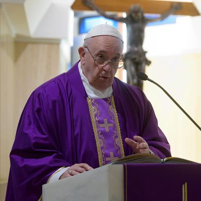 François rend hommage à Jean-Paul II depuis la Basilique Saint-Pierre