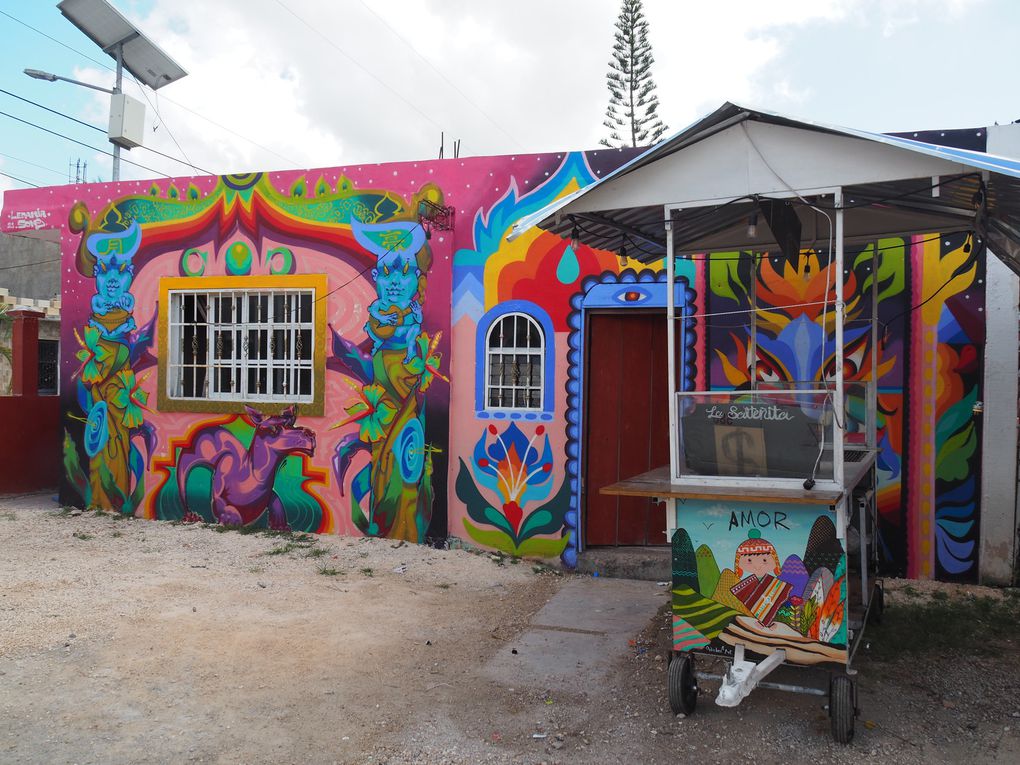 Le bourg de Tulum alterne entre petites échoppes en paillote et maisons aux belles fresques murales. Bref, un petit bourg en bord de mer sans prétention mais fort agréable!