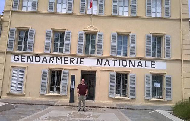 Encore moi à le 9 juin 2017 devant la GENDARMERIE EMBLÉMATIQUE de SAINT-TROPEZ. 