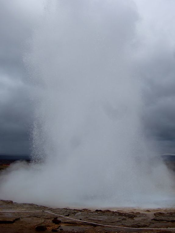 Paysages d' Islande: volcans, cascades, champs de lave et geysers
