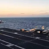 Top Gun: Maverick ; Embraer Phenom 300 en approche sur un porte-avions