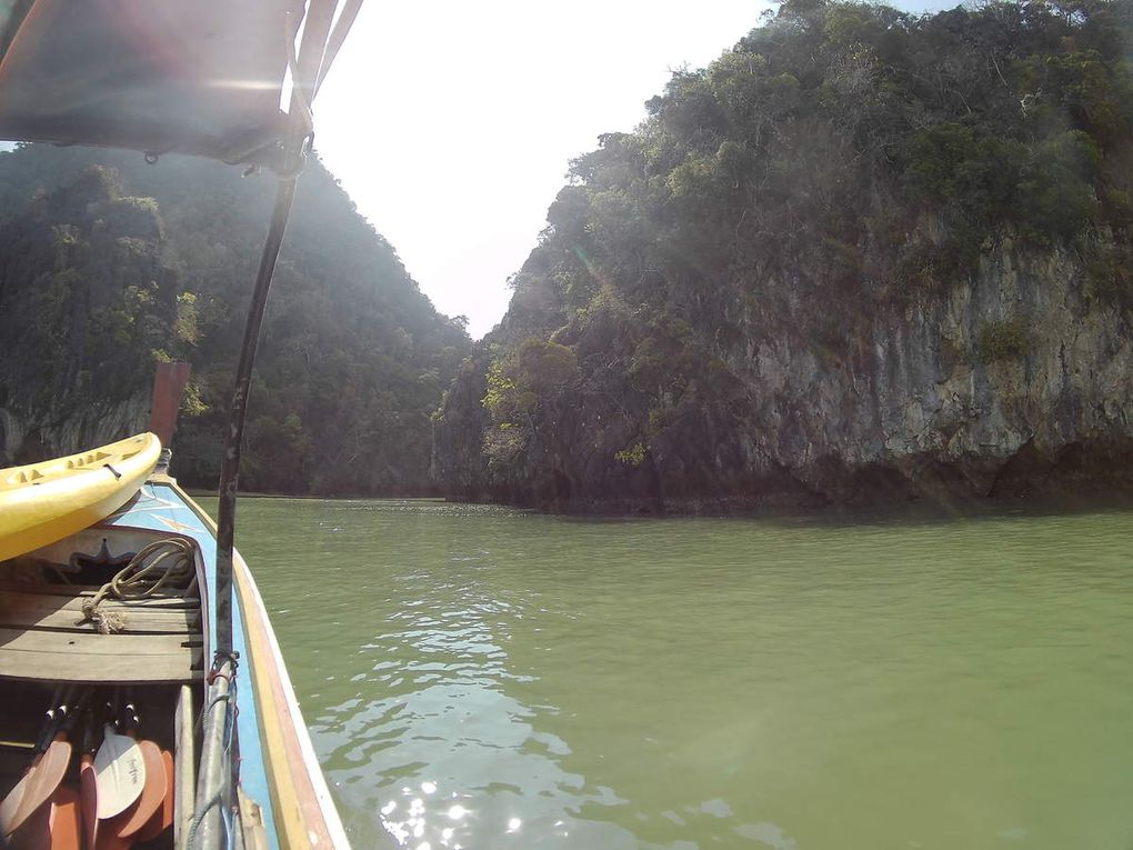 Après une bonne heure de navigation (le long-boat c'est cool mais y'a de quoi vous rendre sourd avec le bazar que fait le moteur), nous arrivons donc à Talabeng Island. Nous jetons le kayak à l'eau et montons dedans, c'est parti pour pagayer le long des côtes calcaires de l'île. Les falaises sont grandioses, c'est assez impressionnant de faire du kayak en dessous, on se sent vraiment tout petit.