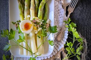 Asperges vertes, vinaigrette à l'asiatique et oeufs mimosas