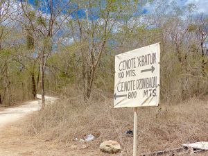 Le second cenote, Dzonbacal et le terrain de foot du village de Cacao