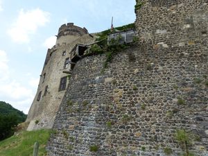 Passage au pied des remparts du château. On devine des restes de hours en bois. Le grand donjon rond, philippien (XIIIe-XIVe), était une tour de défense qui abritait également la réserve de nourriture.