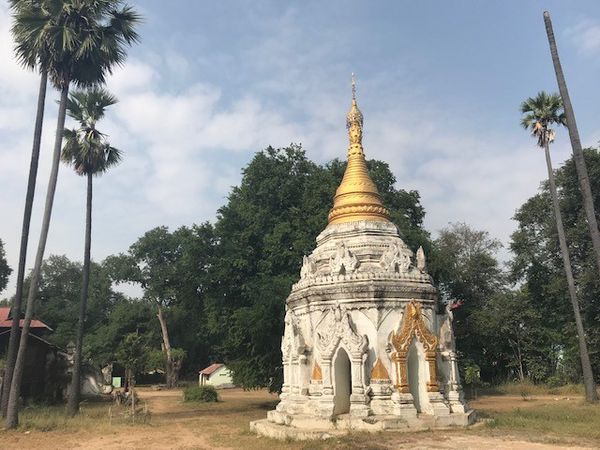 Un notable s'incline en adoration devant le Bouddha suivi de ses 9 disciples .  