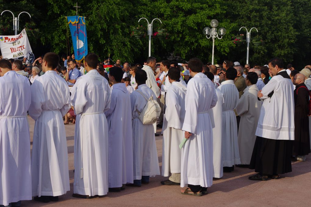 Grande procession en présence de Mgr Rey et Mgr Fisichella dans les rues du Centre ville