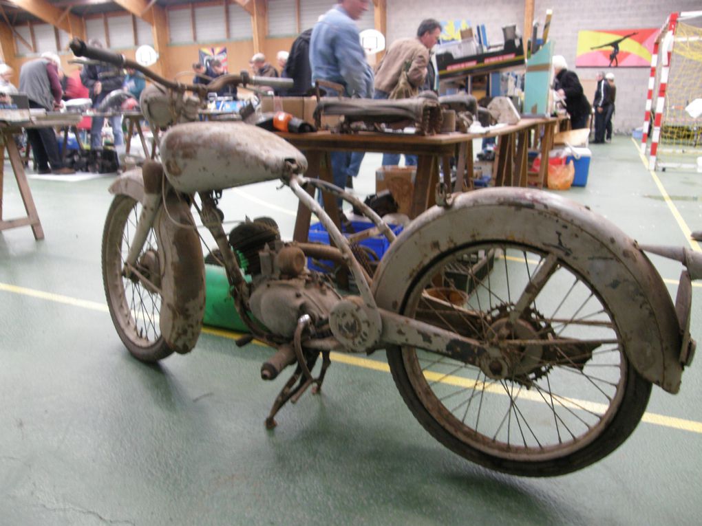 C'est dans une bonne ambiance que c'est déroulée la Bourse d'échange de pièces mécaniques motos anciennes au gymnase St Trémeur de carhaix ce week-end