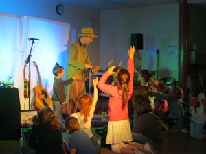 Spectacle interactif &quot;Le voyage de Germaine la petite graine&quot; à Tremblay-les-Villages (28)