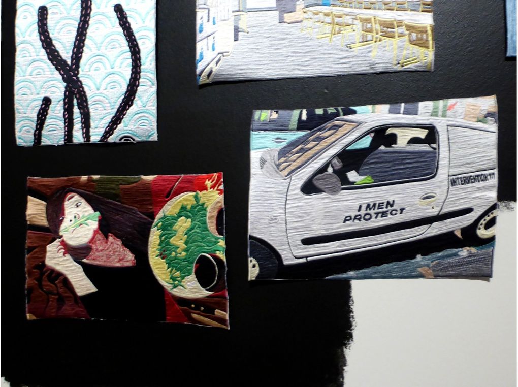 Curtain (2007) d'Ulla von Brandenburg ; Mazzimus (2013) de Caroline Achaintre ; Tiefes Rauschen (2007) d'Isa Melsheimer ; D'Octobre à février (2010) de Julien Prévieux ; Eko Nugroho La Rue parle n°2 (2011)  © Le Curieux des arts Gilles Kraemer, présentation presse mai 2015, musée Jean Lurçat et de la tapisserie contemporaine, Angers