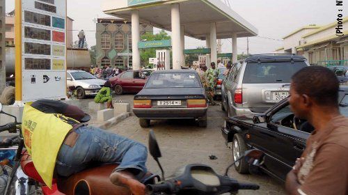 Rebondissement dans la crise de l’essence frelatée : plus de longues files d’attentes et de nuits blanches dans les stations