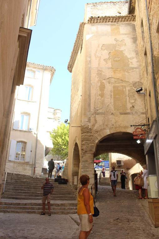 Le haut du village est animé car c'est jour de marché