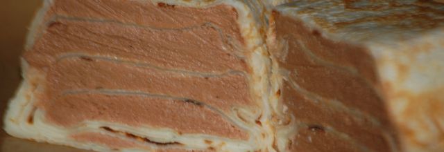 Gâteau de crêpes à la pâte d'arachide chocolatée et crème anglaise