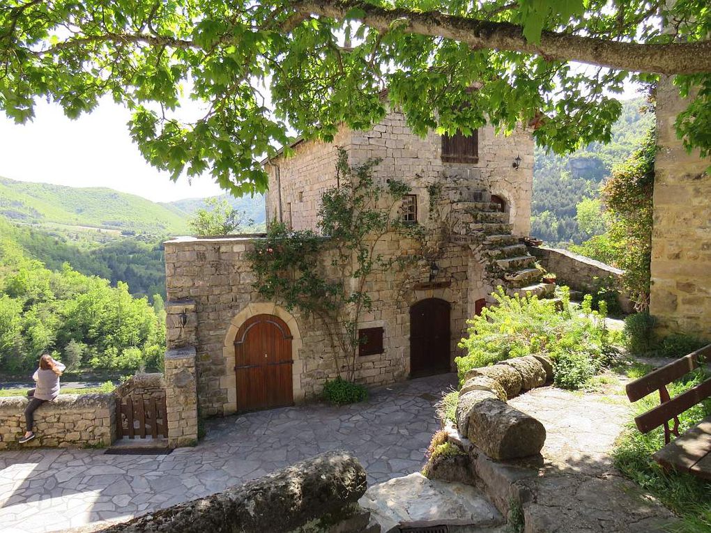 CANTOBRE "Un des plus beaux villages de France", perdu au milieu de nulle part