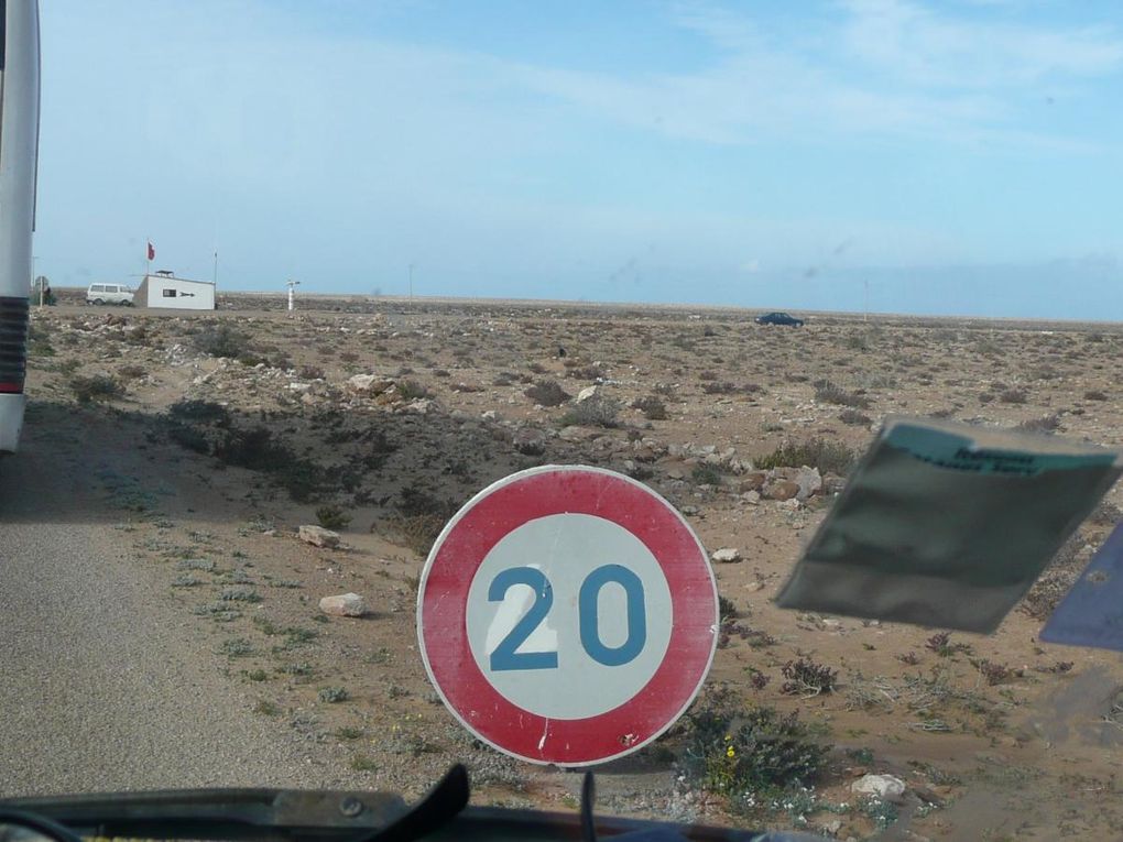 Signalisation routière "insolite" rencontrée dans le sud marocain (ex sahara occidental).