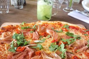 Big Pizza for a big moment with friends @auteuilbrasserie 👌😋🍕
Salumeria #pizza &
#green #detox #cocktails ( #kiwi #cucumber and #mint )
#rooftop #paris #family #friends #weekend #summer #amazing #auteuil #paris16 #terrasse  (à Auteuil Brasserie)